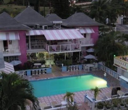 Pink Hibiscus Bed And Breakfast Montego Bay Ngoại thất bức ảnh