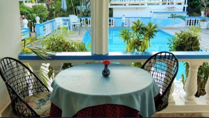 Pink Hibiscus Bed And Breakfast Montego Bay Ngoại thất bức ảnh