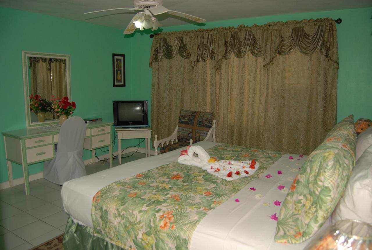 Pink Hibiscus Bed And Breakfast Montego Bay Ngoại thất bức ảnh