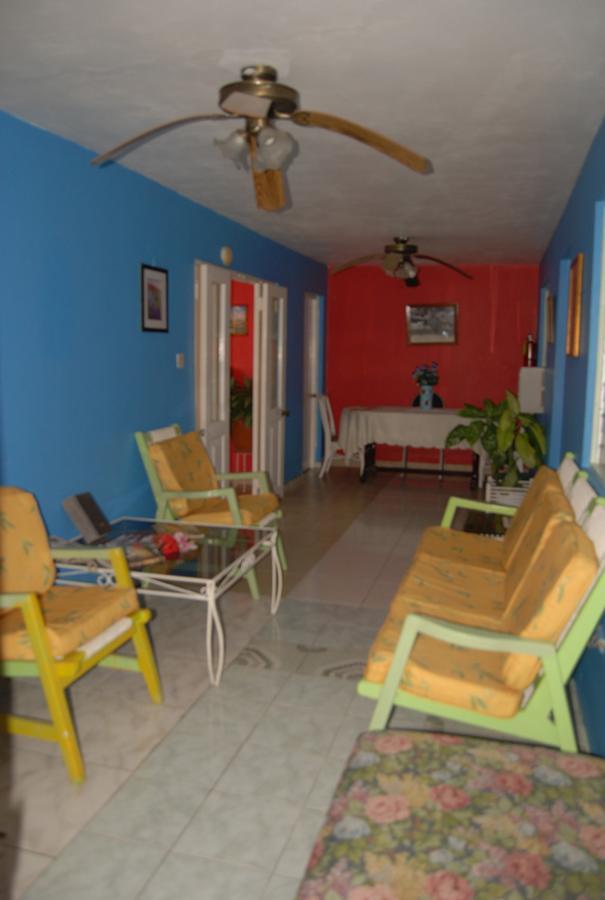 Pink Hibiscus Bed And Breakfast Montego Bay Ngoại thất bức ảnh