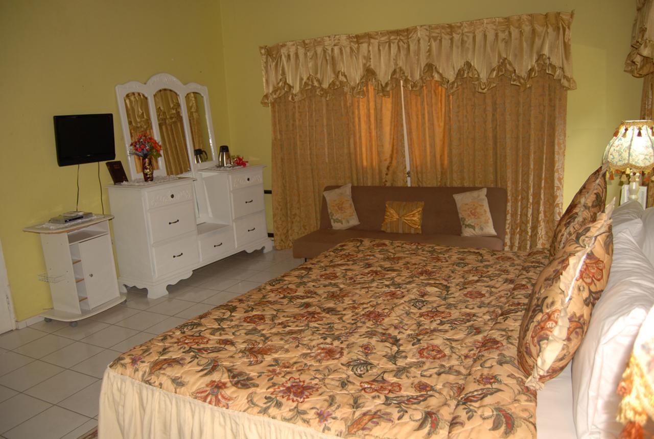 Pink Hibiscus Bed And Breakfast Montego Bay Ngoại thất bức ảnh